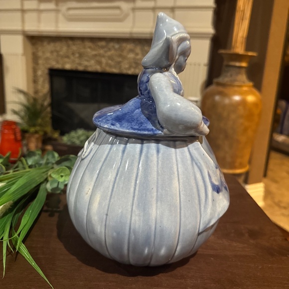 Vintage Red Wing Dutch Girl Blue Katrina 1940s Cookie Jar Hand Painted - Picture 3 of 11
